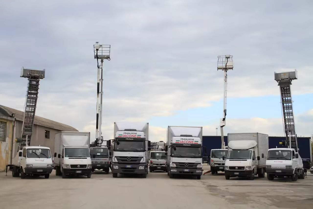 Mezzi ed elevatori di Iacone Traslochi schierati nel piazzale aziendale