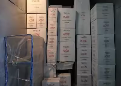 Scatole Iacone Traslochi impilate all'interno del mezzo durante il carico